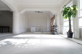 【大阪港駅4分】海近くのレトロビル1F|窓から自然光が入る広い空間|駐車2台可|ペット撮影要相談