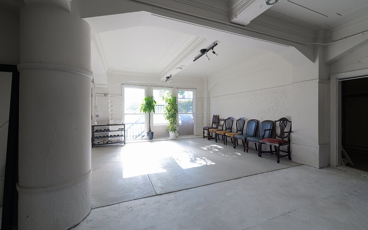 【大阪港駅4分】海近くのレトロビル1F｜窓から自然光が入る広い空間｜駐車2台可｜ペット撮影要相談