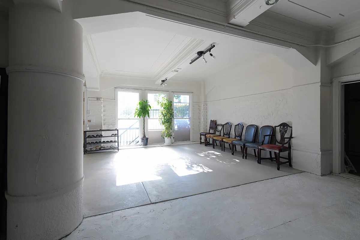 【大阪港駅4分】海近くのレトロビル1F|窓から自然光が入る広い空間|駐車2台可|ペット撮影要相談