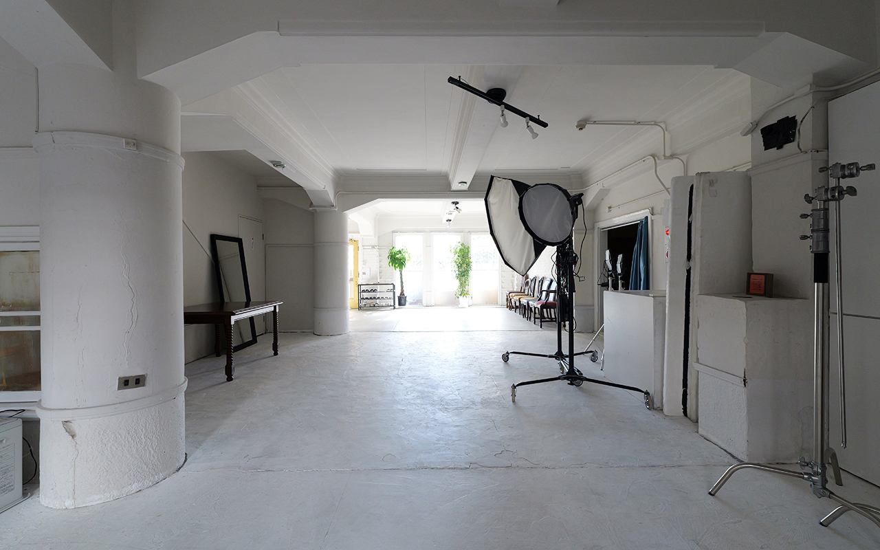 南側の窓から柔らかい自然光が差し込む