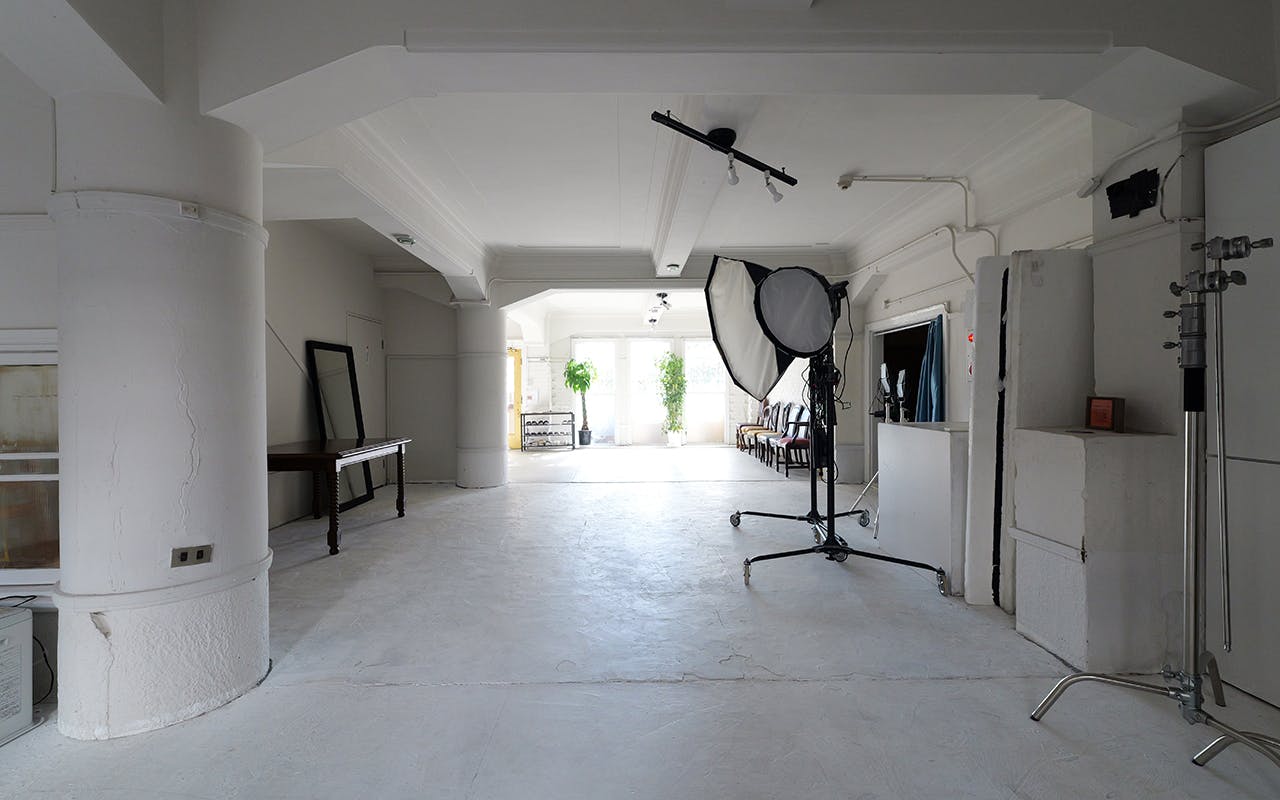 【大阪港駅4分】海近くのレトロビル1F｜窓から自然光が入る広い空間｜駐車2台可｜ペット撮影要相談