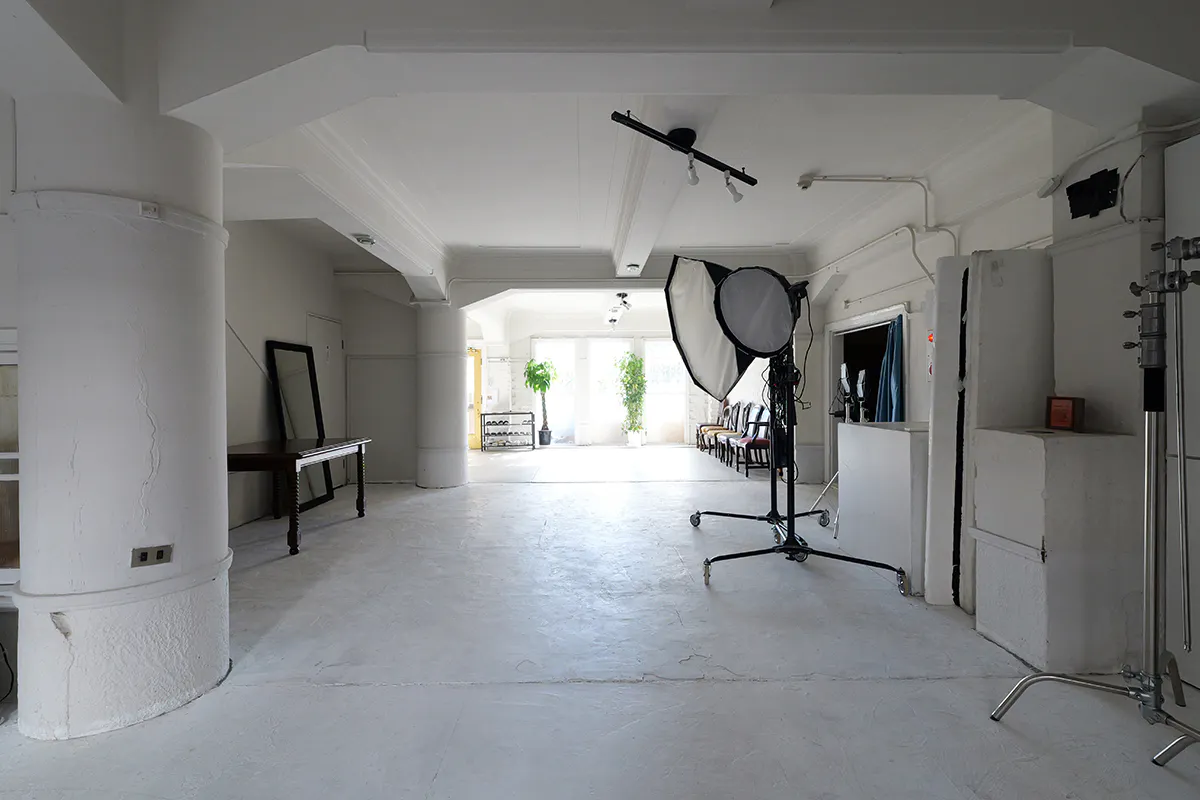 【大阪港駅4分】海近くのレトロビル1F|窓から自然光が入る広い空間|駐車2台可|ペット撮影要相談