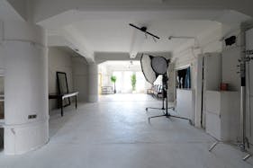 【大阪港駅4分】海近くのレトロビル1F|窓から自然光が入る広い空間|駐車2台可|ペット撮影要相談