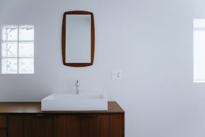 【不動前駅6分/3F】展示会撮影・ポップアップストアに適した白で統一されたモダンなデスクスペースとガラスパーテーションのベッドルーム(3F)