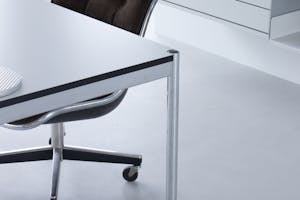 【不動前駅6分/3F】展示会撮影・ポップアップストアに適した白で統一されたモダンなデスクスペースとガラスパーテーションのベッドルーム(3F)