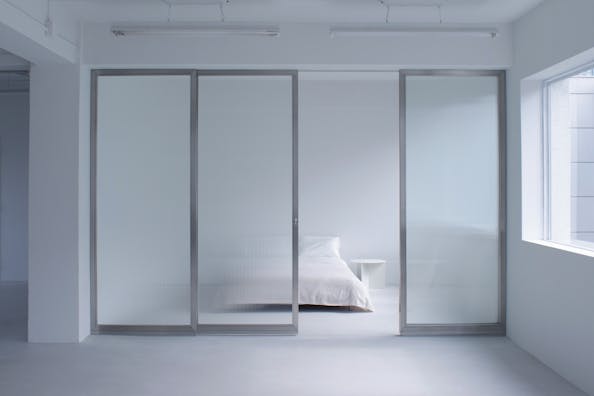 【不動前駅6分/3F】展示会撮影・ポップアップストアに適した白で統一されたモダンなデスクスペースとガラスパーテーションのベッドルーム（3F）
