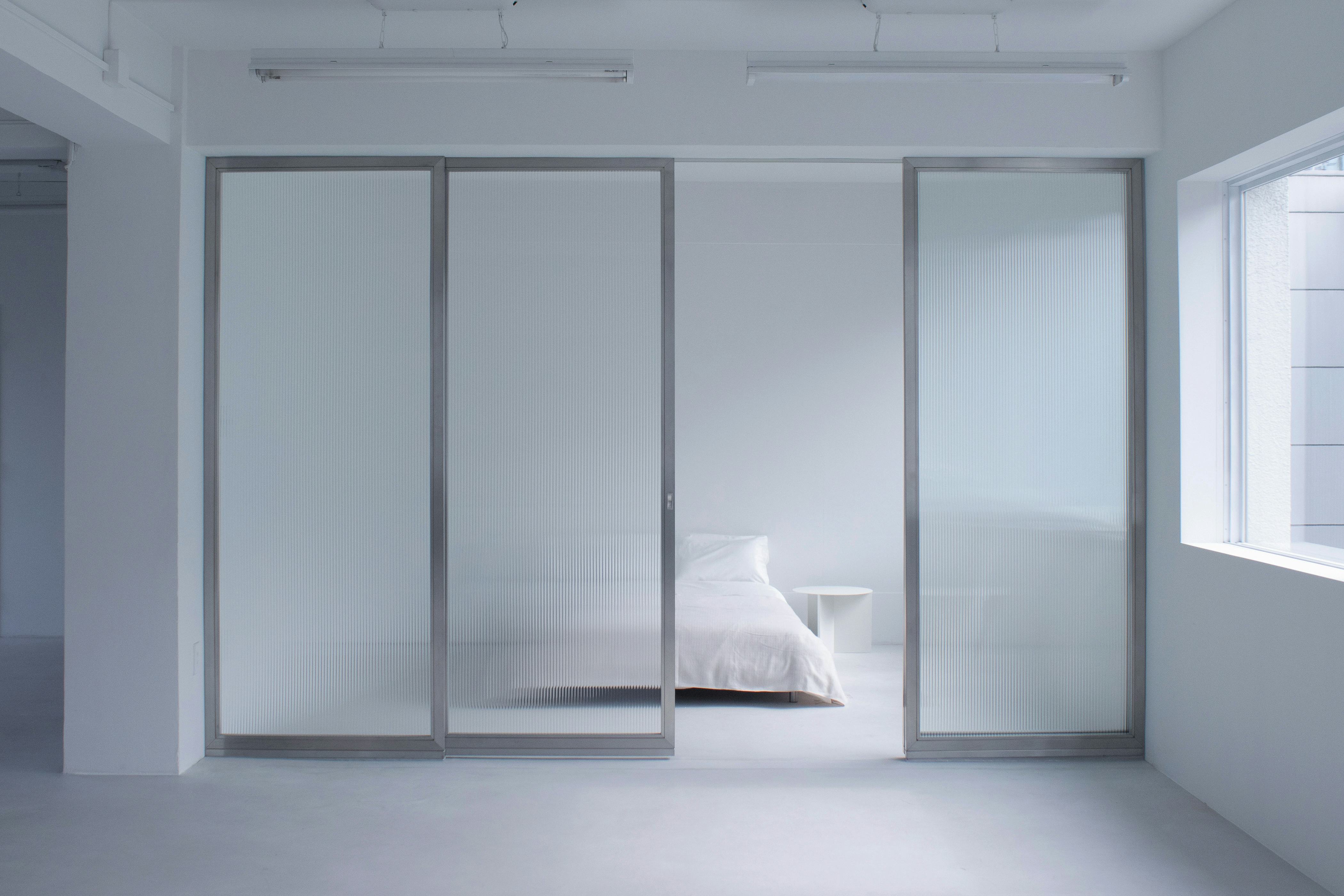 【不動前駅6分】展示会撮影・ポップアップストアに適した白で統一されたモダンなデスクスペースとガラスパーテーションのベッドルーム（3F）