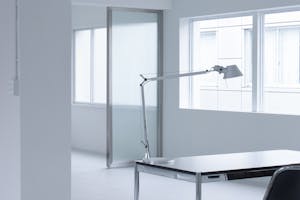 【不動前駅6分/3F】展示会撮影・ポップアップストアに適した白で統一されたモダンなデスクスペースとガラスパーテーションのベッドルーム(3F)