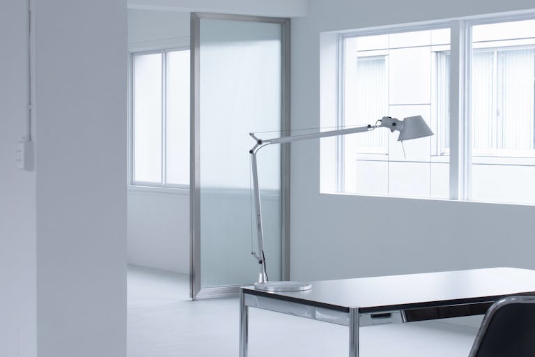 【不動前駅6分/3F】展示会撮影・ポップアップストアに適した白で統一されたモダンなデスクスペースとガラスパーテーションのベッドルーム(3F)の画像9