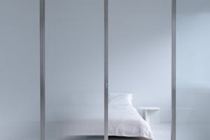 【不動前駅6分/3F】展示会撮影・ポップアップストアに適した白で統一されたモダンなデスクスペースとガラスパーテーションのベッドルーム(3F)