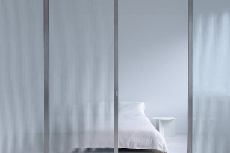 【不動前駅6分/3F】展示会撮影・ポップアップストアに適した白で統一されたモダンなデスクスペースとガラスパーテーションのベッドルーム(3F)の画像8