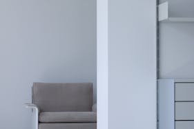 【不動前駅6分/3F】展示会撮影・ポップアップストアに適した白で統一されたモダンなデスクスペースとガラスパーテーションのベッドルーム(3F)