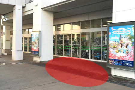 【イオン秦野】プロモーションやキッチンカーに最適な地域密着型のショッピングセンター1F正面入口近くの屋外スペース(バイク側)