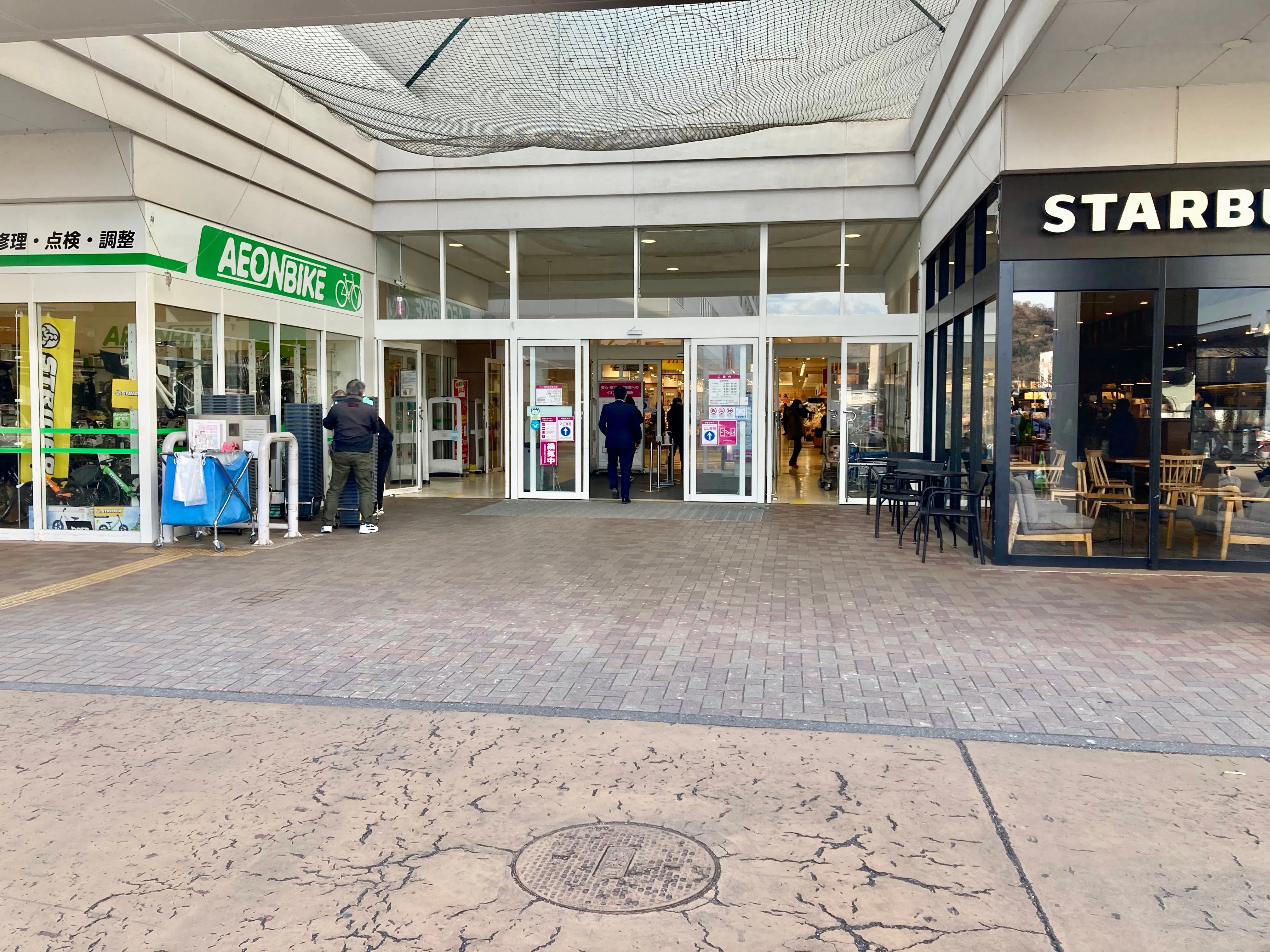 【イオン秦野】プロモーションやキッチンカーに最適な地域密着型のショッピングセンター1F正面入口近くの屋外スペース(バイク側)