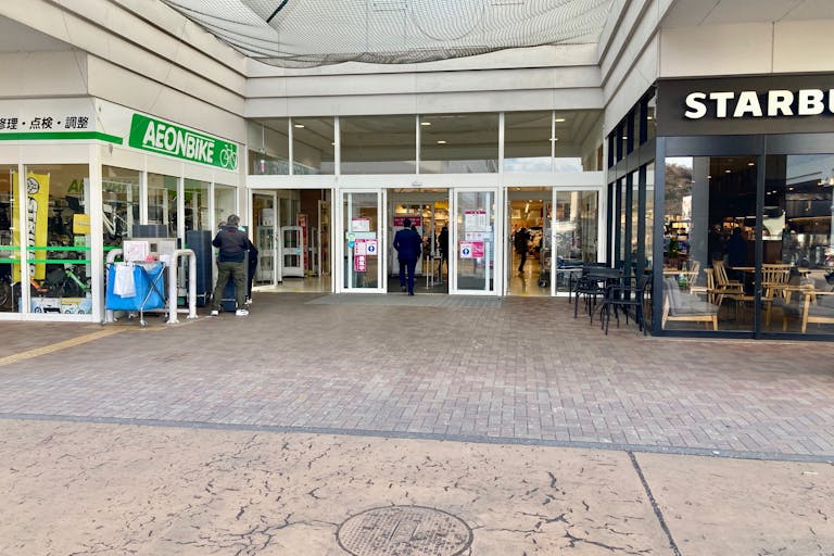 【イオン秦野】プロモーションやキッチンカーに最適な地域密着型のショッピングセンター1F正面入口近くの屋外スペース(バイク側)の画像2