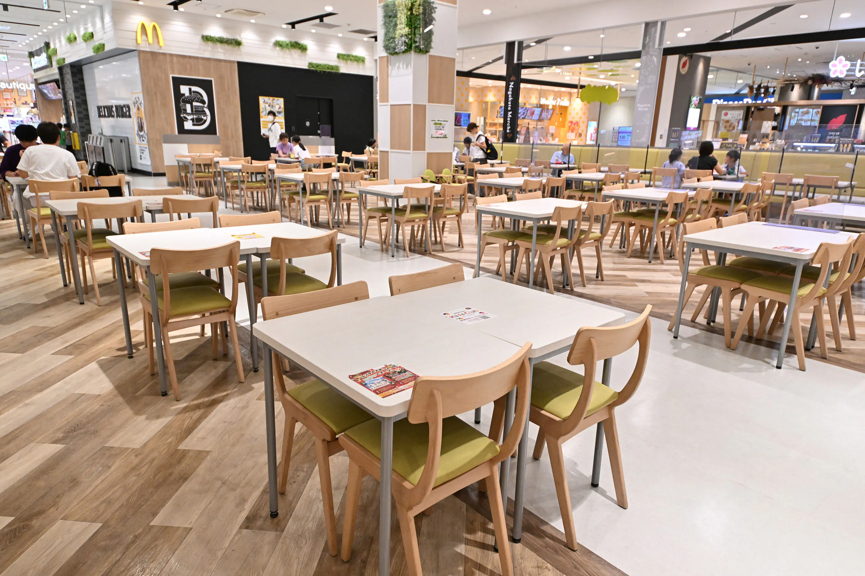 【イオンモール長久手】モール内広告　フードコート（1Ｆナガクテマルシェ　3Ｆフードフォレスト）の画像