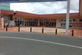 【ミスターマックス 時津店】ゲオ前広場②(シューラルー側) キッチンカーに最適な総合ディスカウントストアの催事イベントスペース