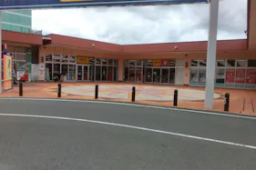 【ミスターマックス 時津店】ゲオ前広場②(シューラルー側) キッチンカーに最適な総合ディスカウントストアの催事イベントスペース