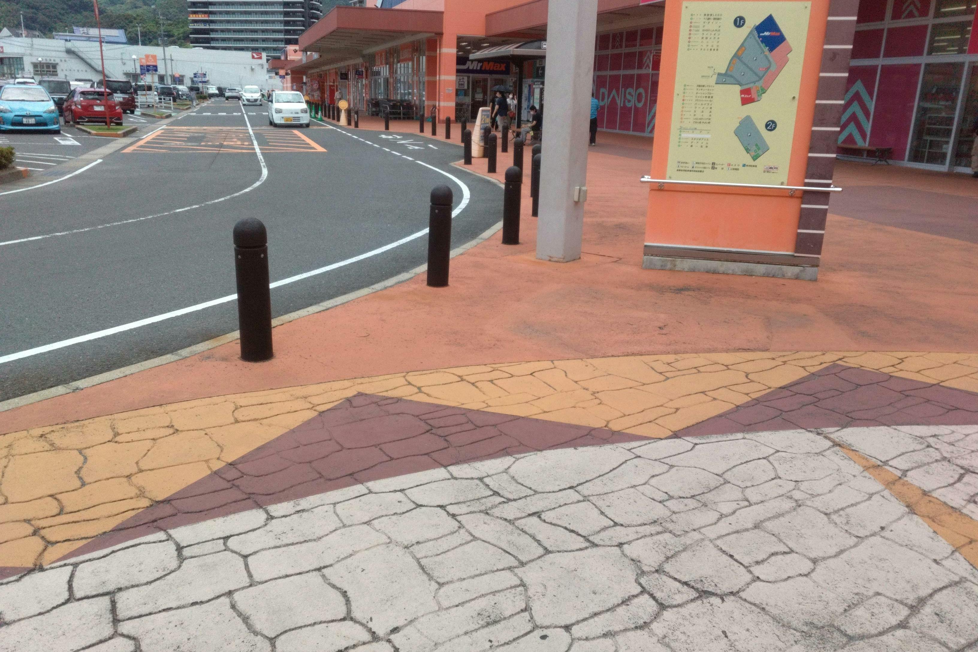 【ミスターマックス 時津店】ゲオ前広場②（シューラルー側） キッチンカーに最適な総合ディスカウントストアの催事イベントスペース