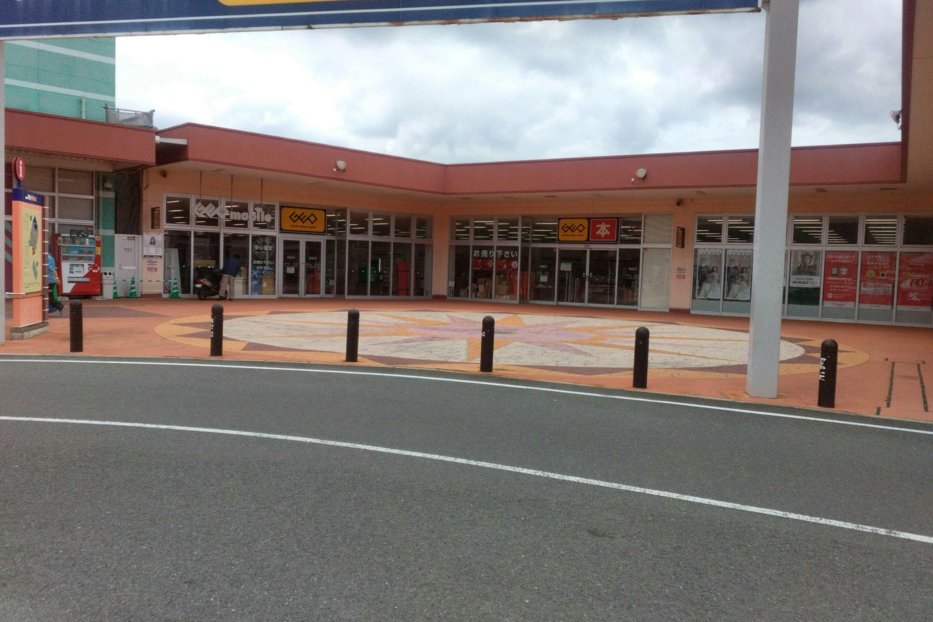 【ミスターマックス 時津店】ゲオ前広場②(シューラルー側) キッチンカーに最適な総合ディスカウントストアの催事イベントスペース