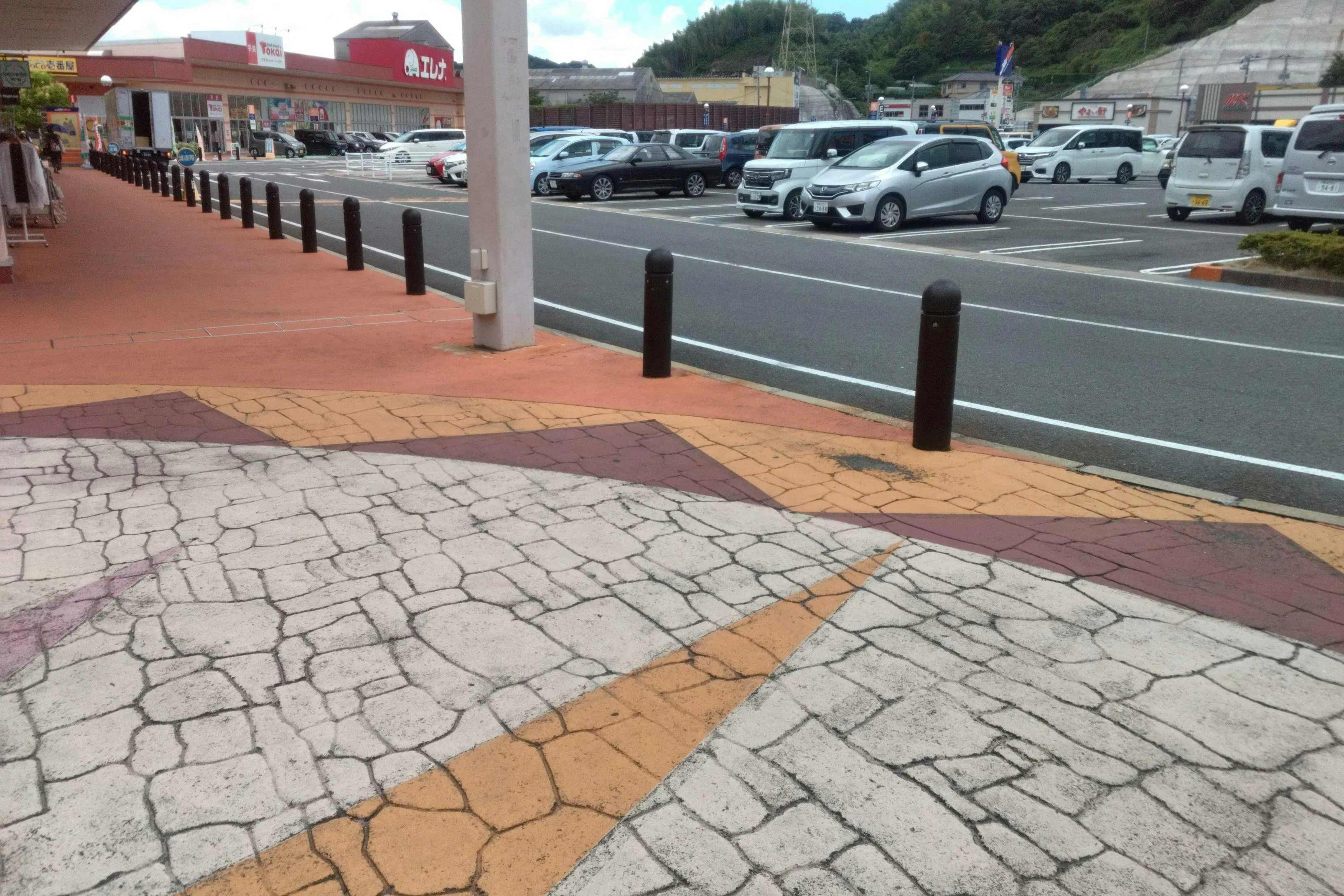【ミスターマックス 時津店】ゲオ前広場②(シューラルー側) キッチンカーに最適な総合ディスカウントストアの催事イベントスペース