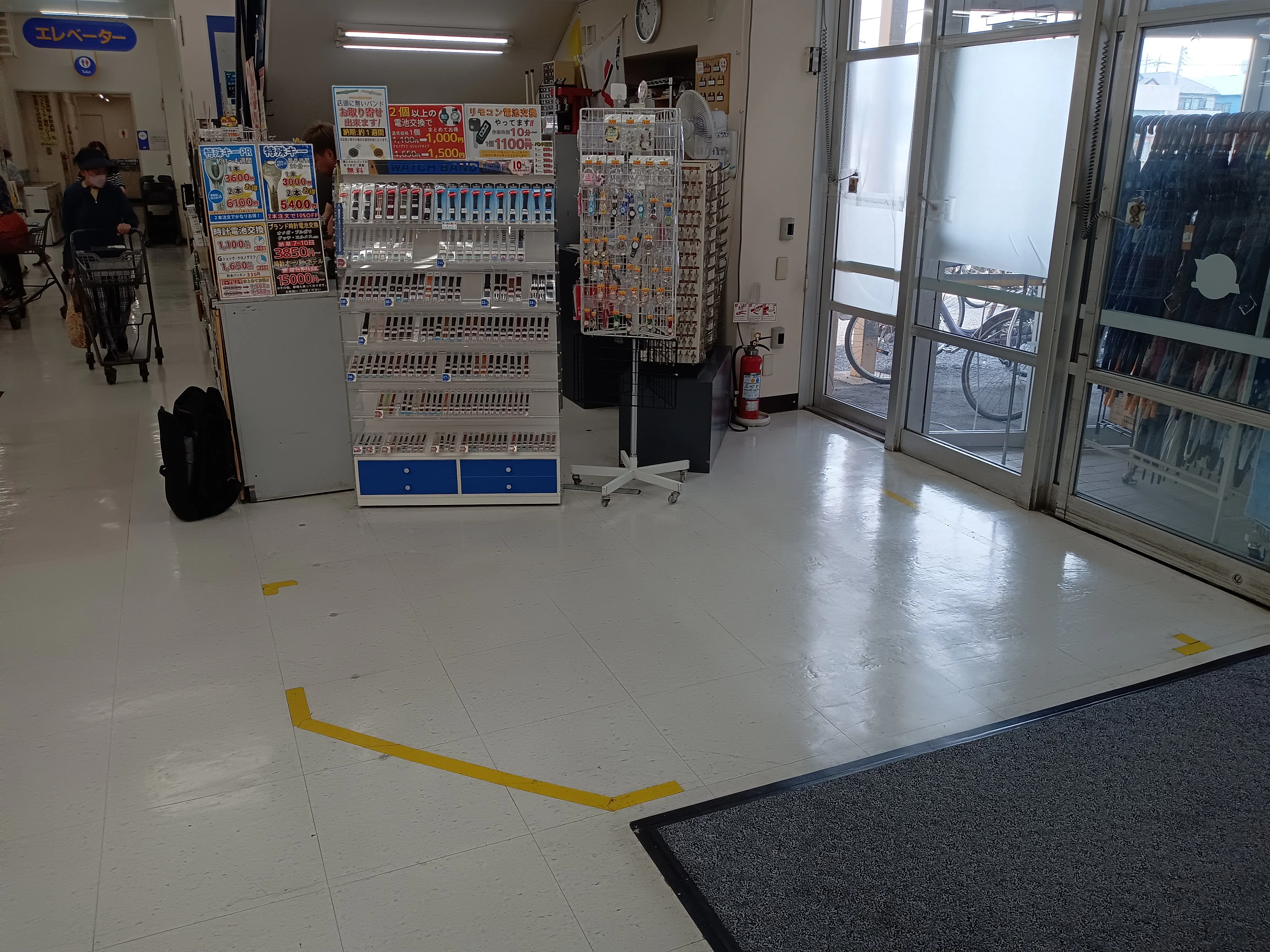 【スーパーバリュー 越谷店】入口横 各種プロモーション、会員獲得イベントに最適なスーパーマーケットの屋内催事イベントスペース