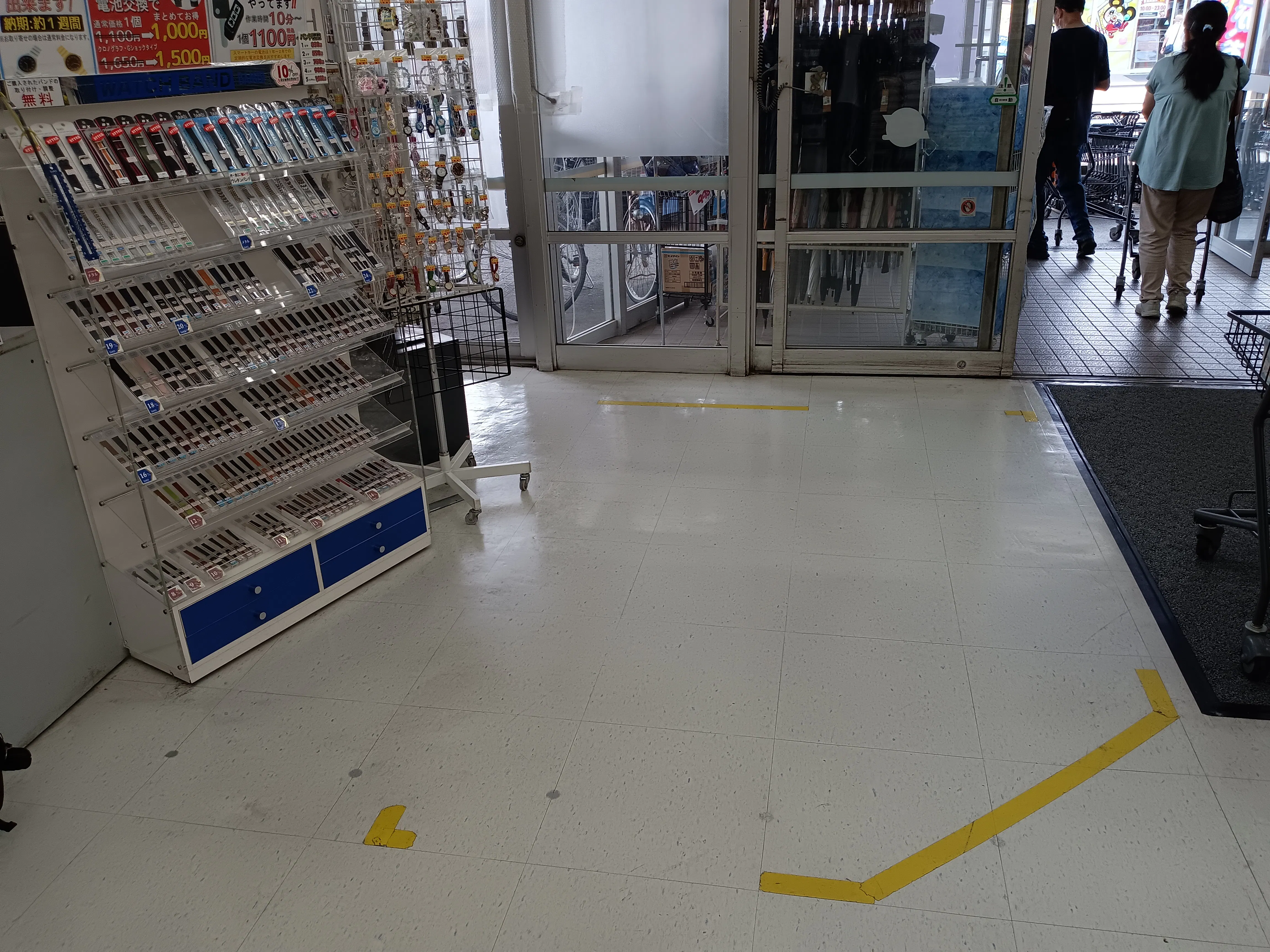 【スーパーバリュー 越谷店】入口横 各種プロモーション、会員獲得イベントに最適なスーパーマーケットの屋内催事イベントスペース