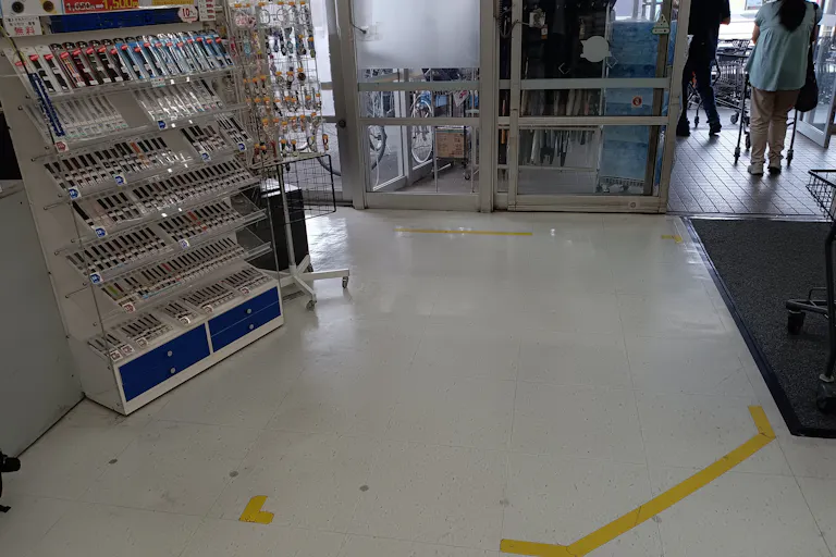 【スーパーバリュー 越谷店】入口横 各種プロモーション、会員獲得イベントに最適なスーパーマーケットの屋内催事イベントスペースの画像1
