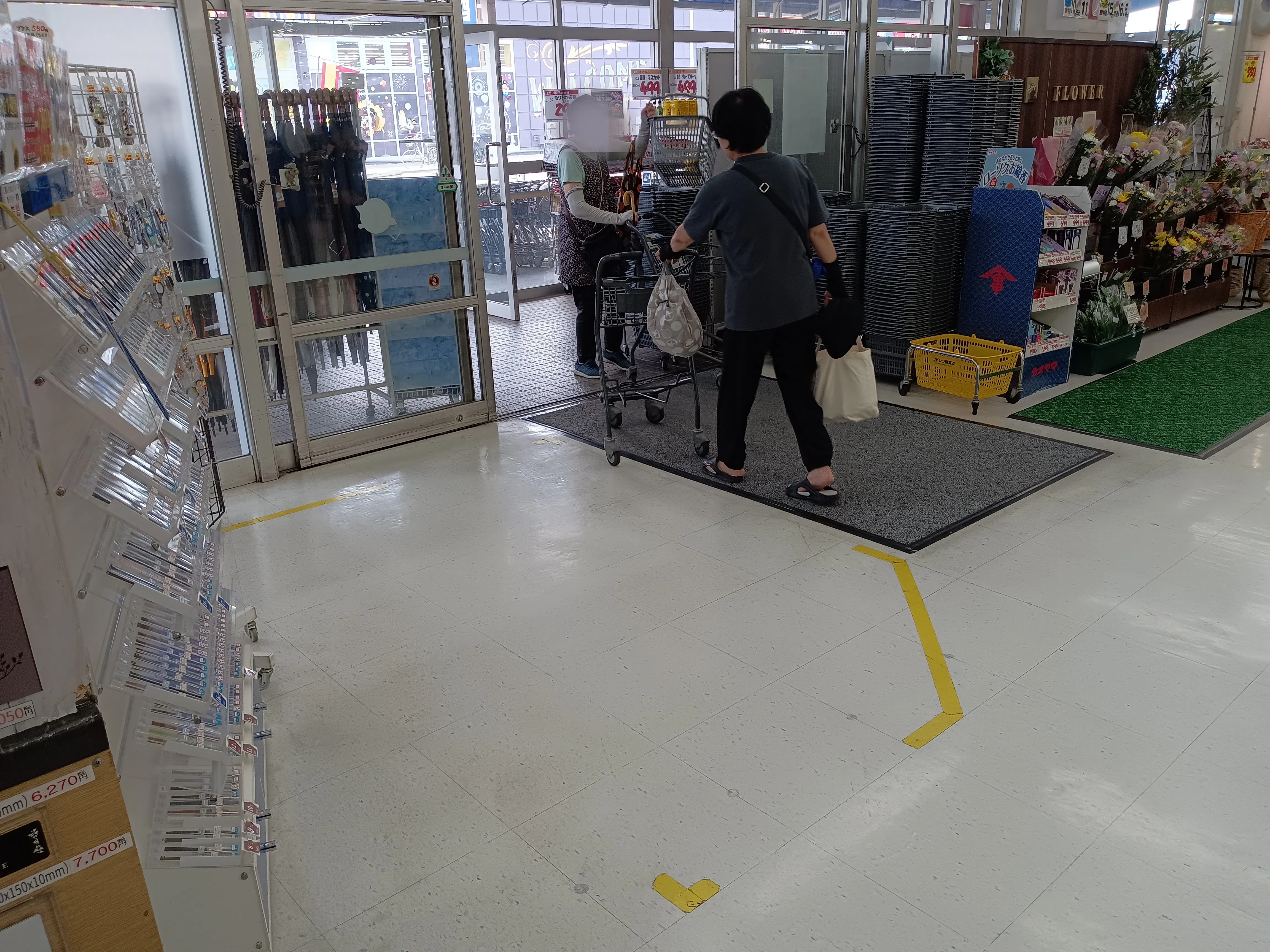 【スーパーバリュー 越谷店】入口横 各種プロモーション、会員獲得イベントに最適なスーパーマーケットの屋内催事イベントスペース