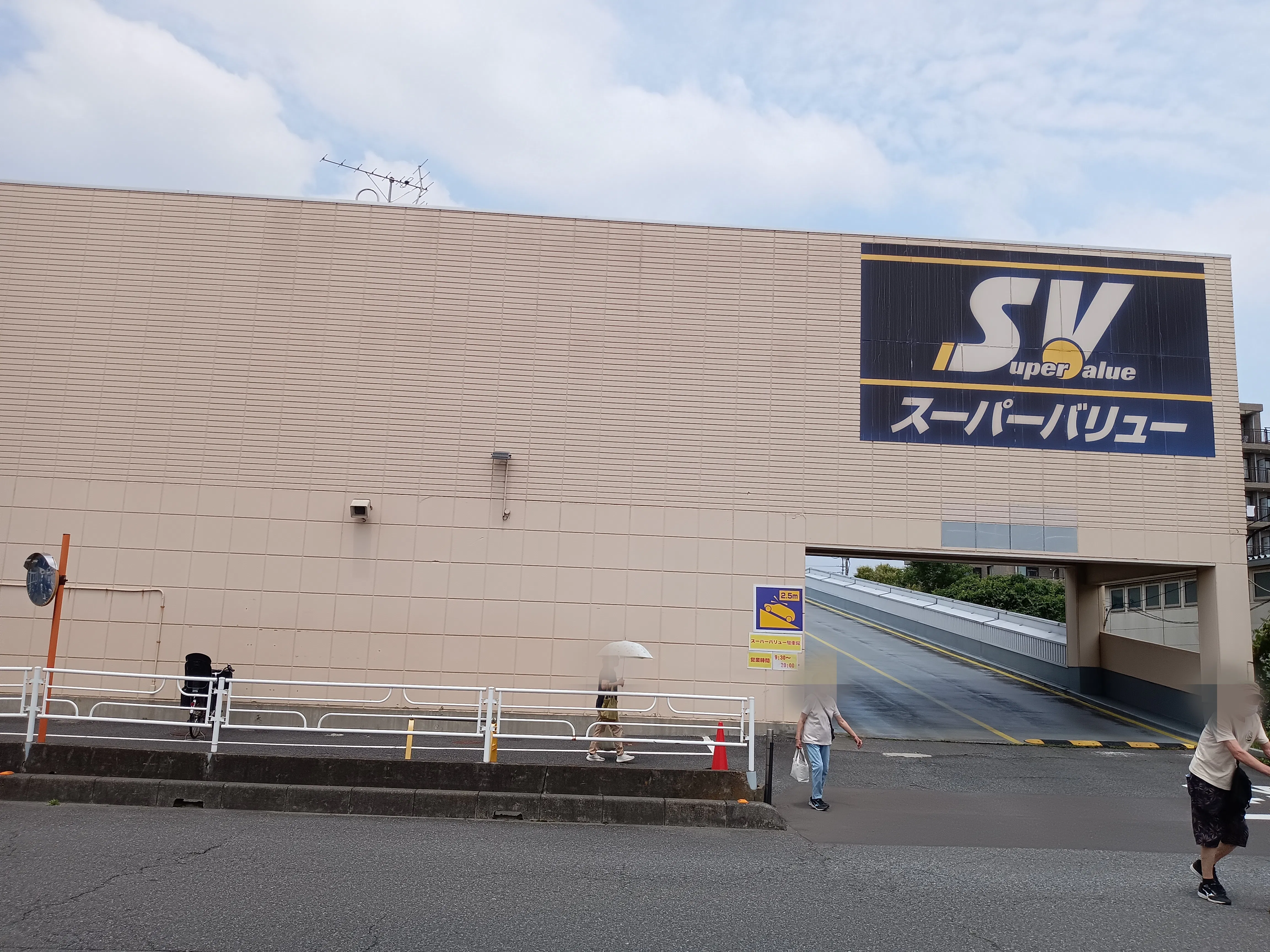 【スーパーバリュー 越谷店】入口横 各種プロモーション、会員獲得イベントに最適なスーパーマーケットの屋内催事イベントスペース