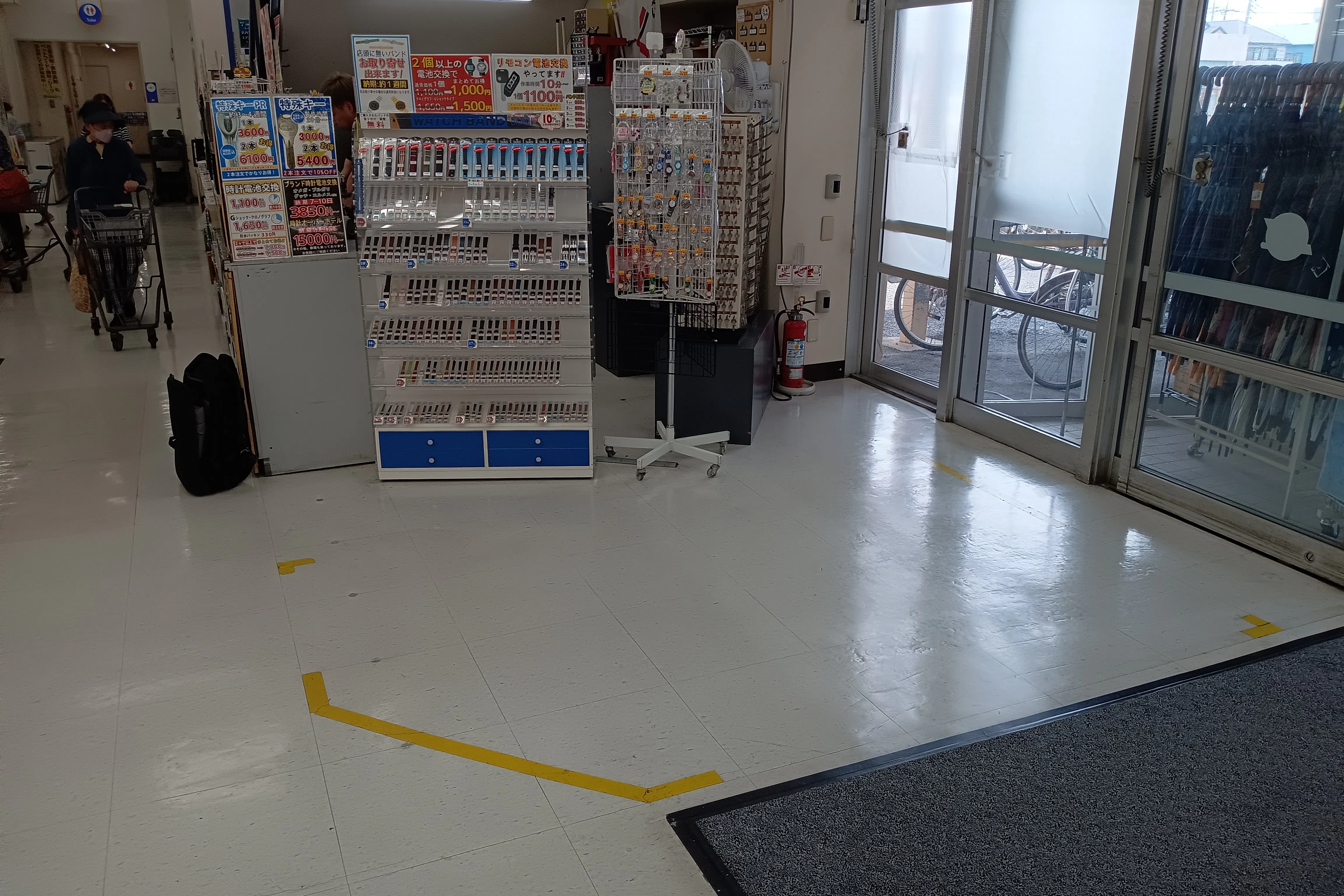 【スーパーバリュー 越谷店】入口横 各種プロモーション、会員獲得イベントに最適なスーパーマーケットの屋内催事イベントスペース