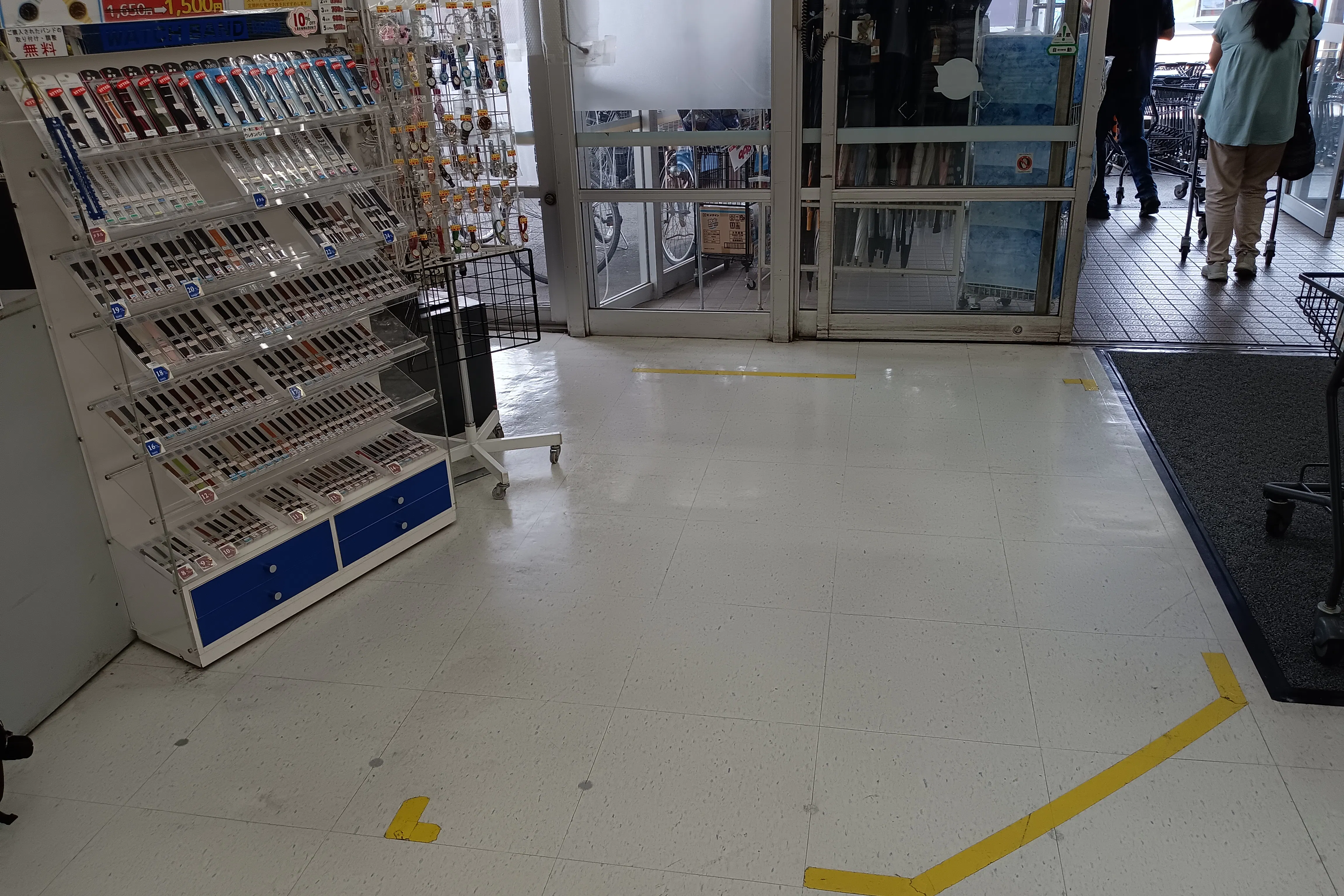 【スーパーバリュー 越谷店】入口横 各種プロモーション、会員獲得イベントに最適なスーパーマーケットの屋内催事イベントスペース