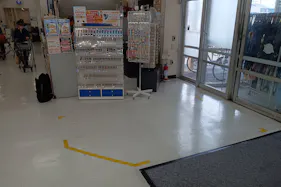 【スーパーバリュー 越谷店】入口横 各種プロモーション、会員獲得イベントに最適なスーパーマーケットの屋内催事イベントスペース