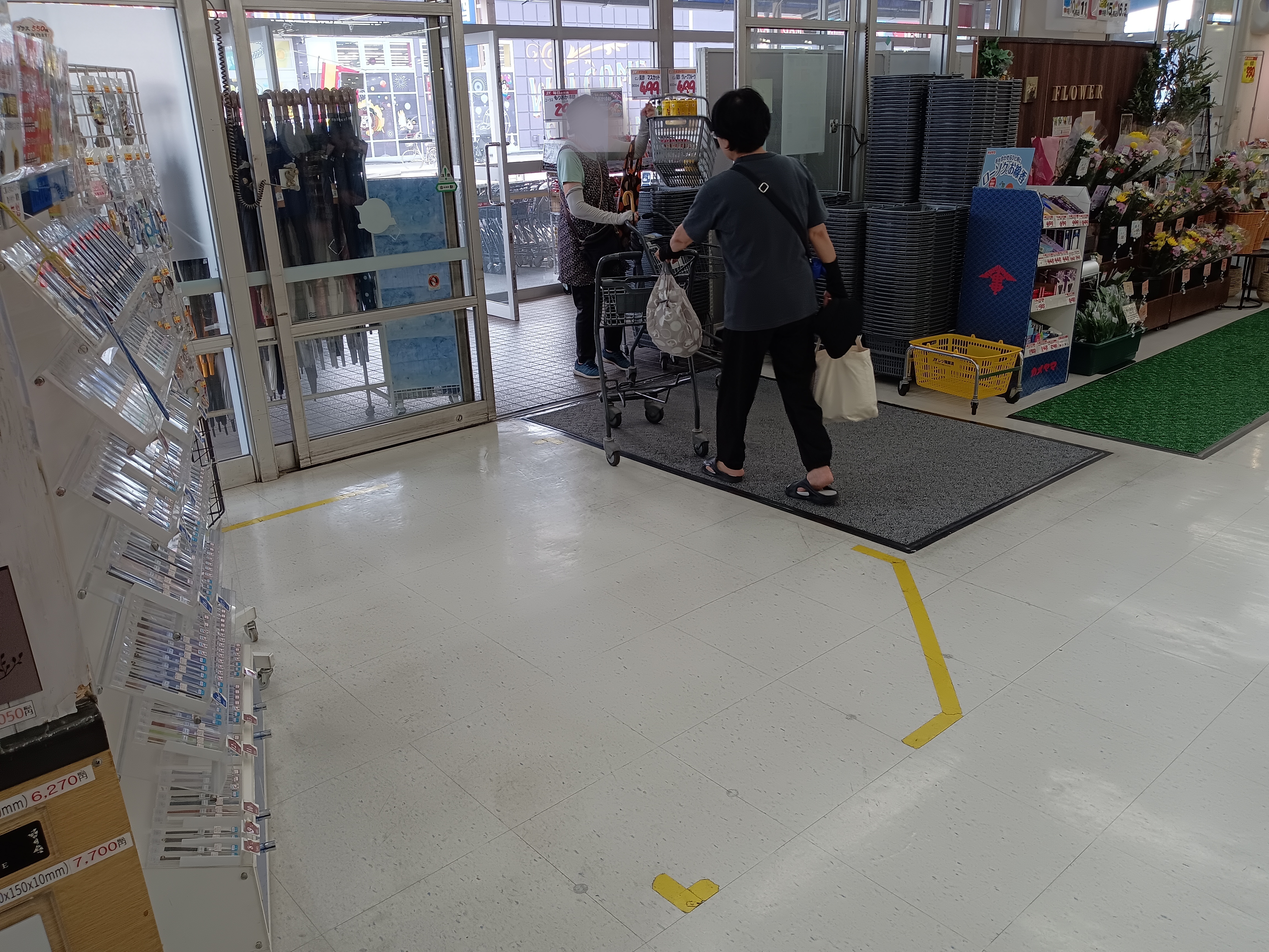 【スーパーバリュー 越谷店】入口横 各種プロモーション、会員獲得イベントに最適なスーパーマーケットの屋内催事イベントスペース