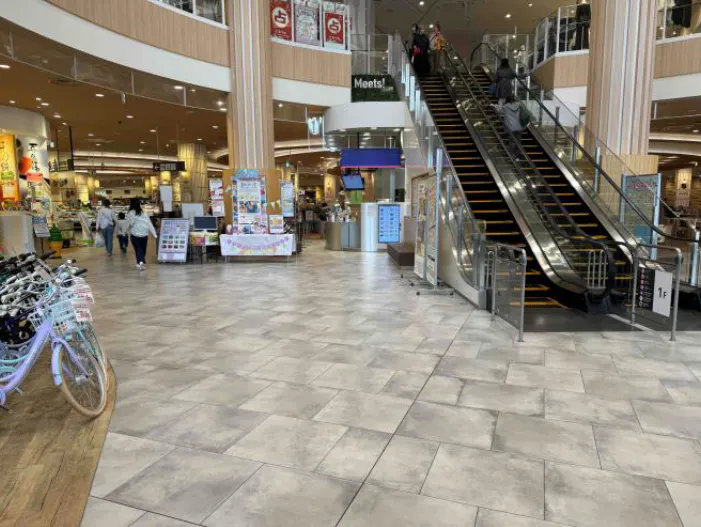 【イオンスタイル仙台卸町】1F中央エスカレーター横 販促プロモーションに最適なスーパー店内催事イベントスペース