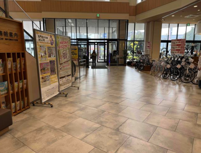 【イオンスタイル仙台卸町】1F中央エスカレーター横 販促プロモーションに最適なスーパー店内催事イベントスペース
