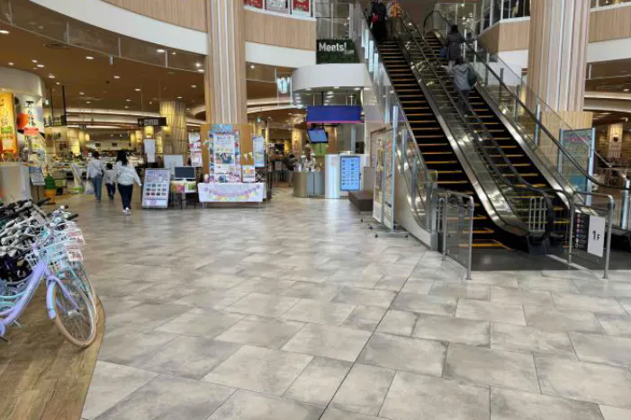 【イオンスタイル仙台卸町】1F中央エスカレーター横 販促プロモーションに最適なスーパー店内催事イベントスペース