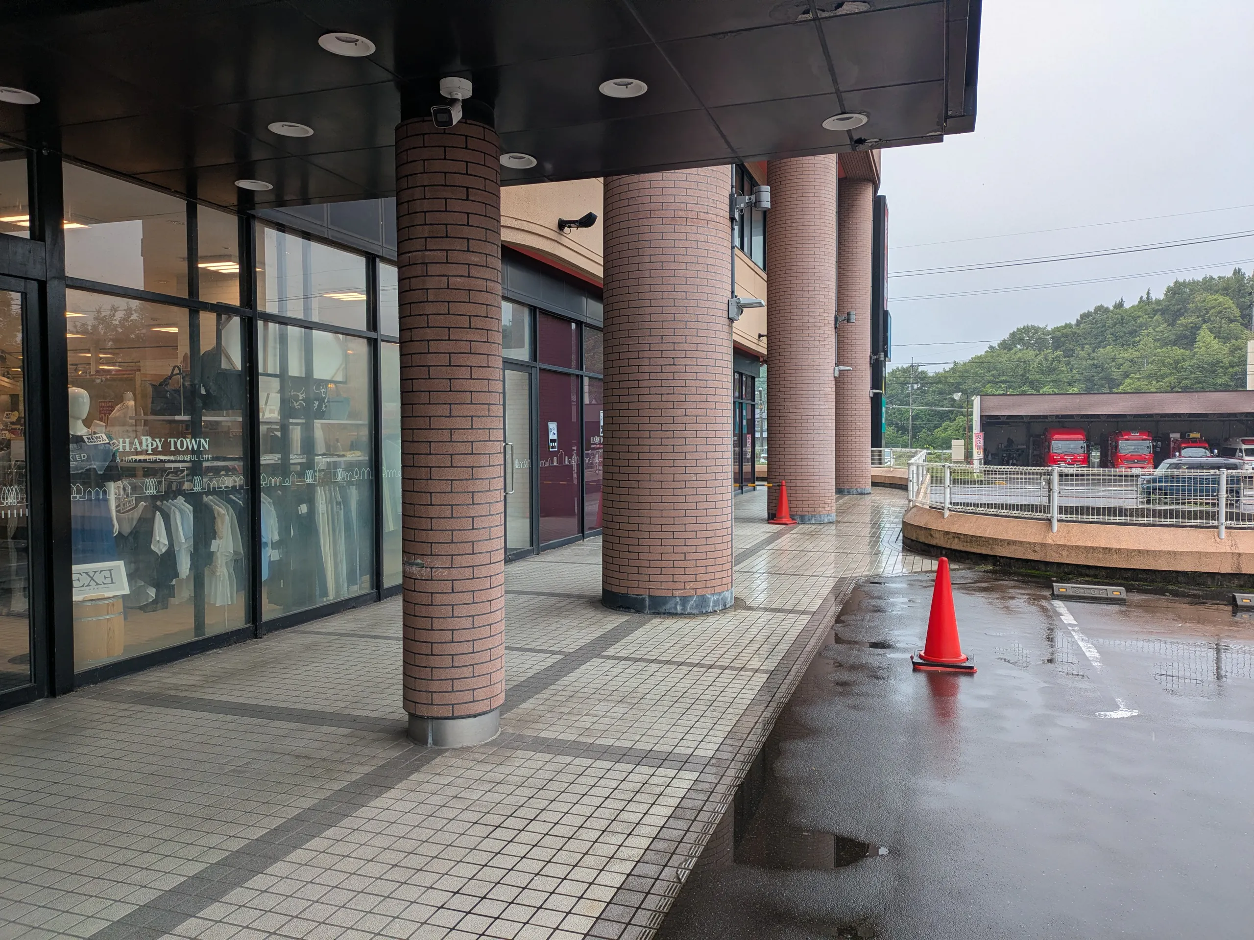 【天満屋ハピータウン鴨方店】駐車場正面入口横スペース 各種プロモーション、会員獲得イベントに最適な屋外催事イベントスペース