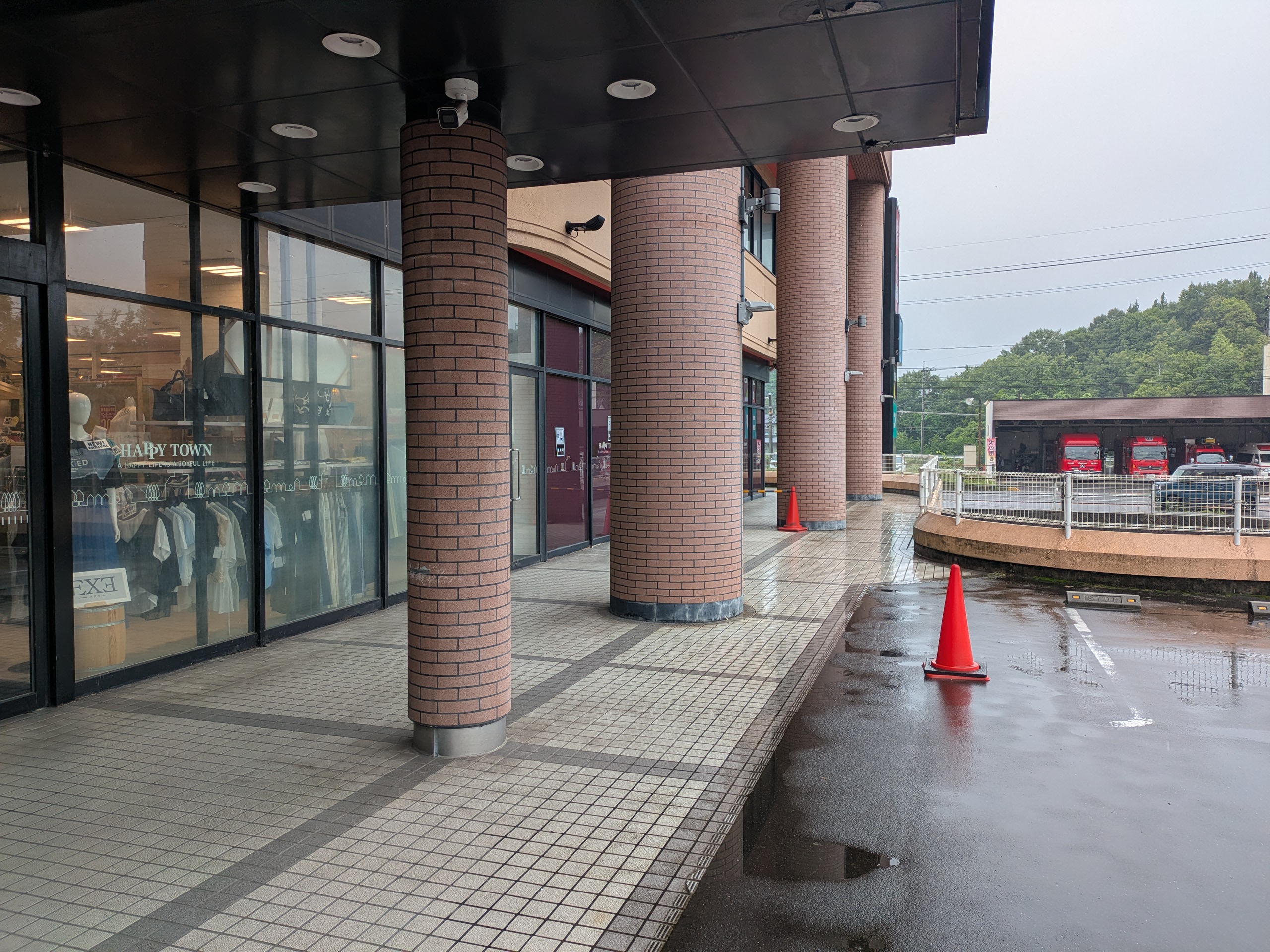 【天満屋ハピータウン鴨方店】駐車場正面入口横スペース 各種プロモーション、会員獲得イベントに最適な屋外催事イベントスペース