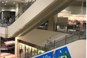 【イオンモール浜松志都呂】モール内広告 エスカレーター側面