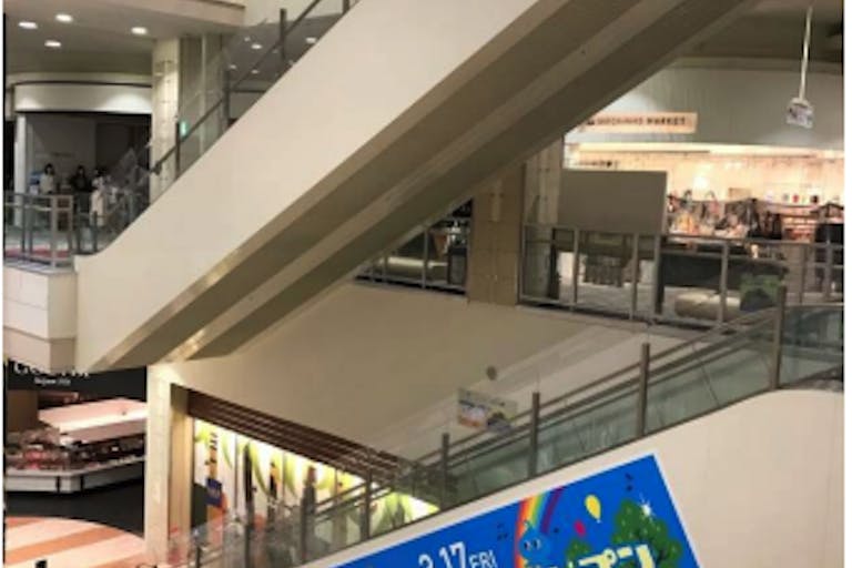 【イオンモール浜松志都呂】モール内広告 エスカレーター側面の画像1