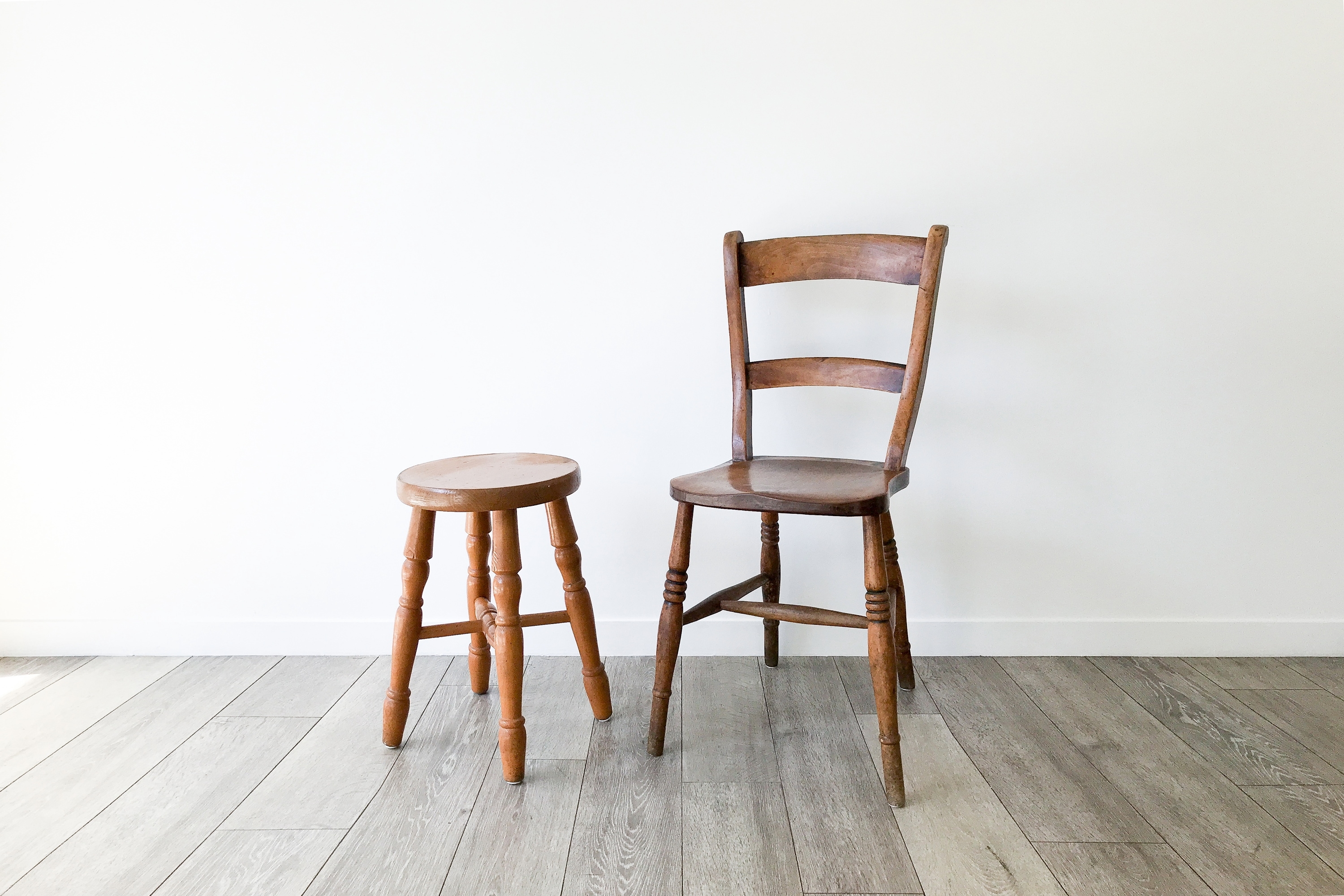 アンティークチェア。ご自由にお使いください。