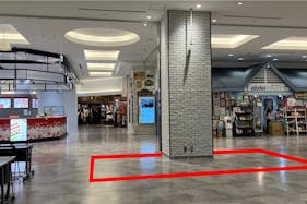 【横浜ワールドポーターズ】1階 汽車道側正面ゲート