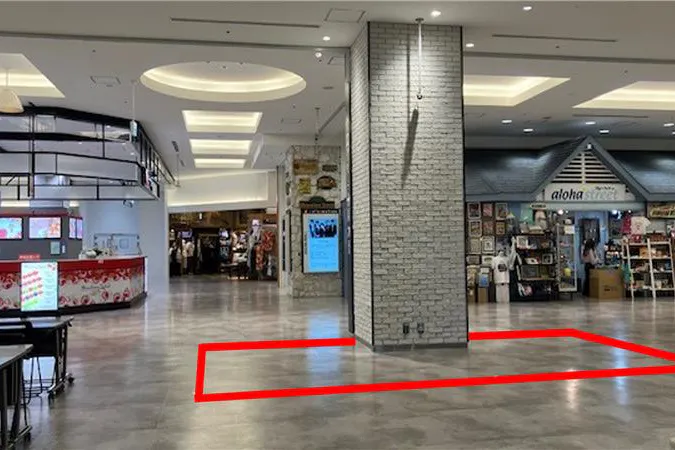 【横浜ワールドポーターズ】1階 汽車道側正面ゲート