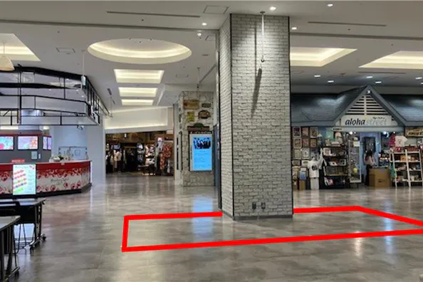 【横浜ワールドポーターズ】1階 汽車道側正面ゲート