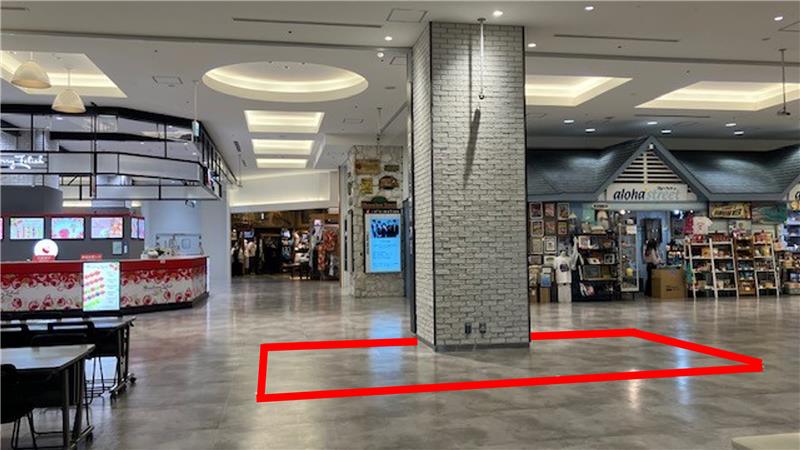 【横浜ワールドポーターズ】１階　汽車道側正面ゲート