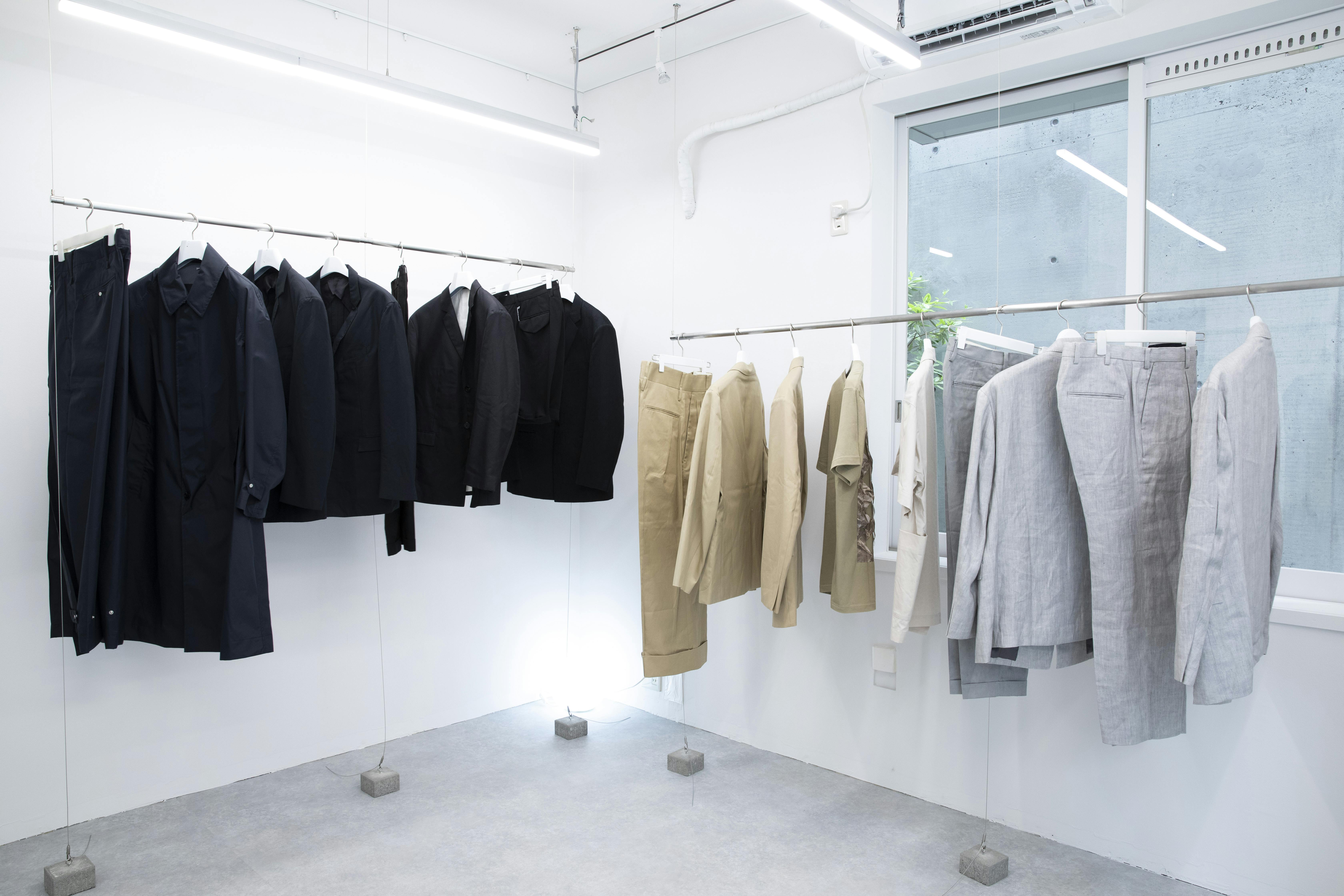 洋服の展示例 120cm×2本 180cm×1本の宙吊りバーがあります。