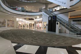 【イオンレイクタウンkaze】1F 時の広場