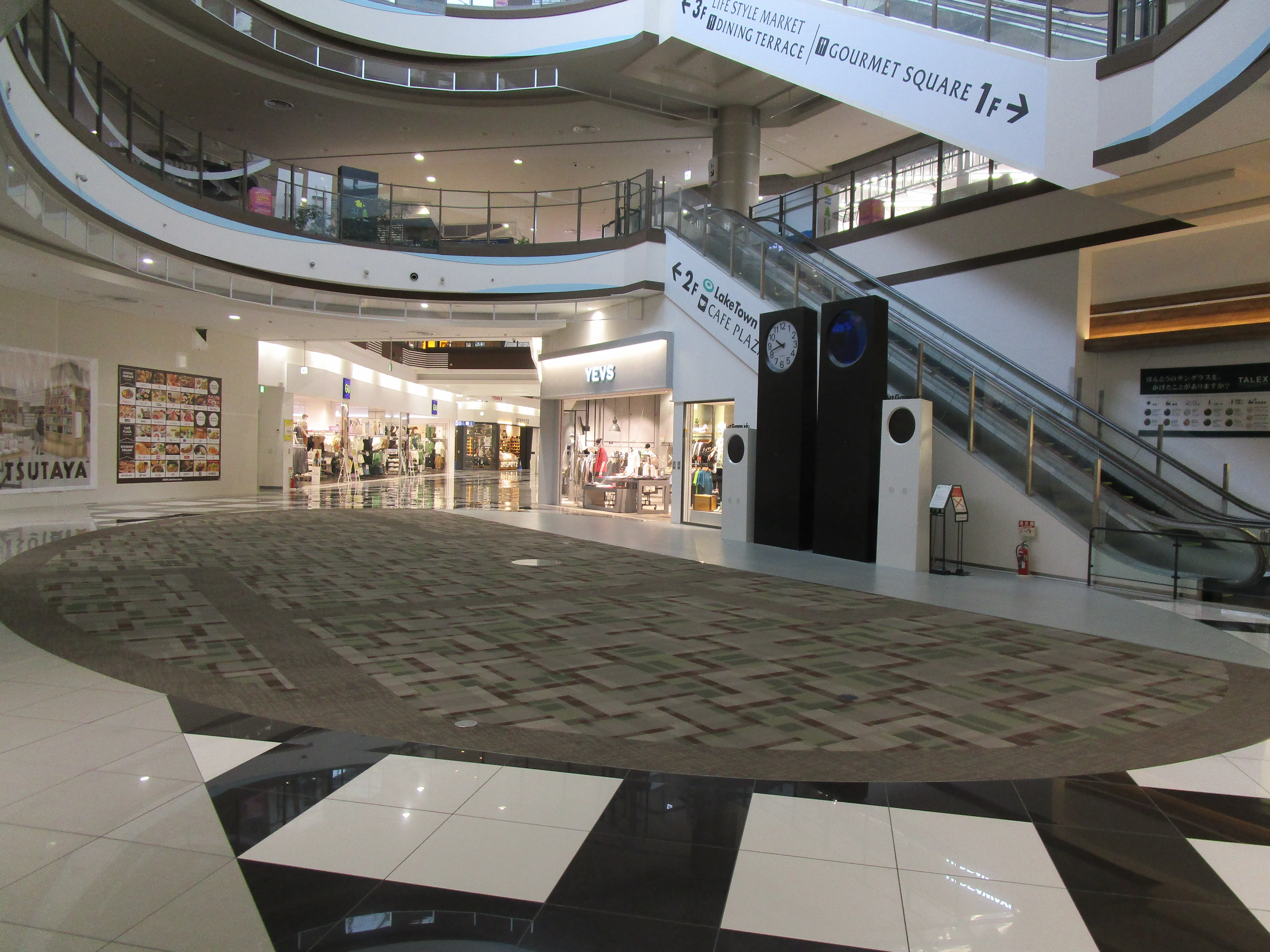 【イオンレイクタウンkaze】1F 時の広場