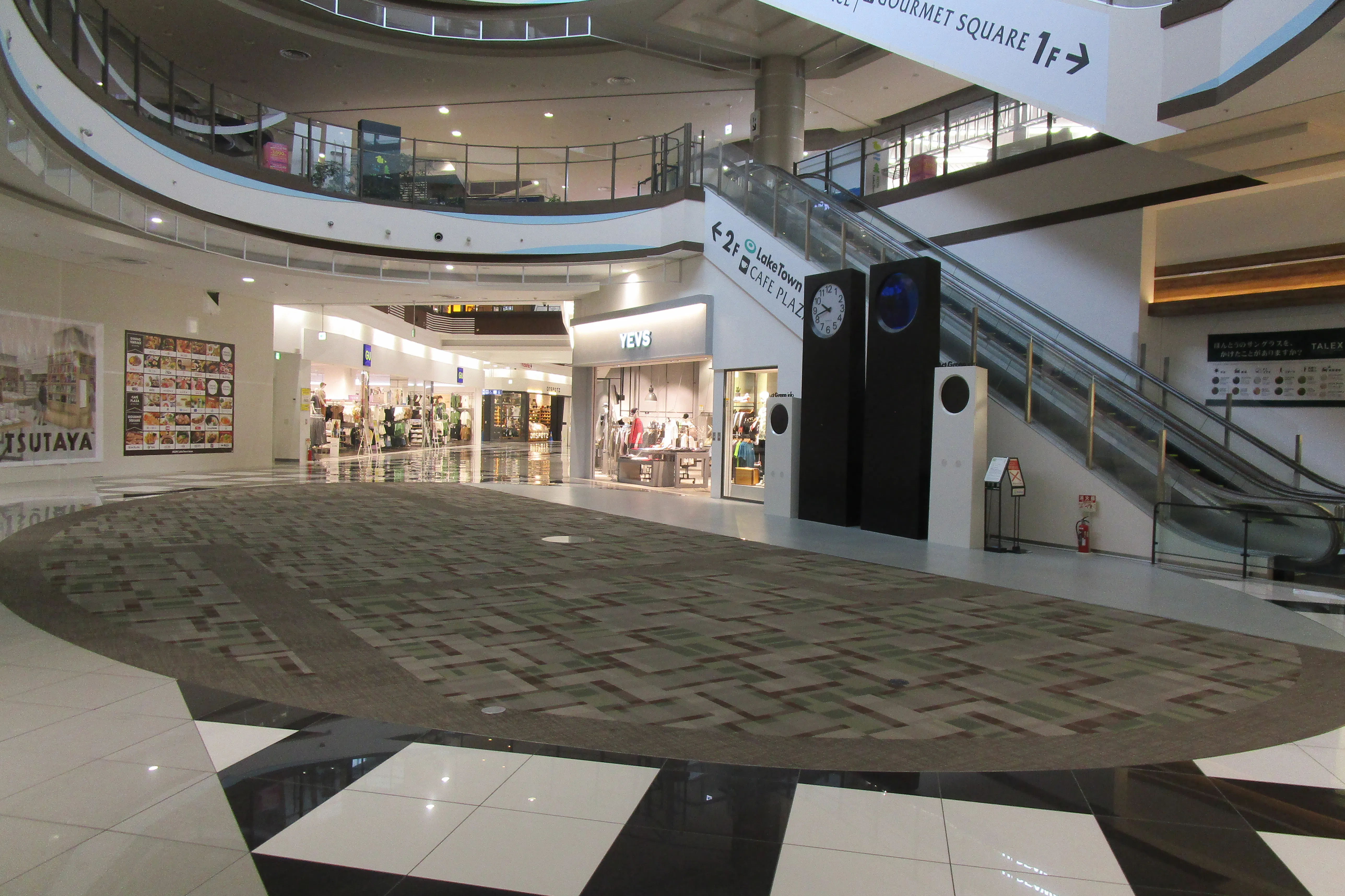 【イオンレイクタウンkaze】1F 時の広場